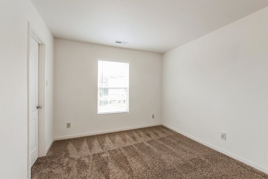 Building Photo - 14215 Luscombe Farm Rd