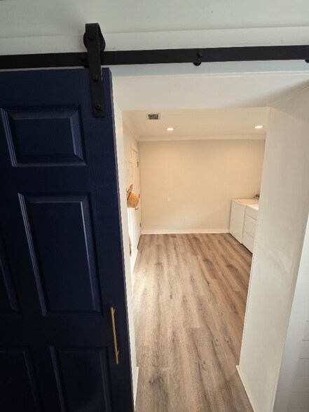 Building Photo - 933 Arlingwood Ave