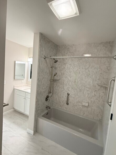 Building Photo - 135 Village Square Dr