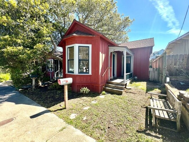 Building Photo - 5th Street Charm! Apply NOW!