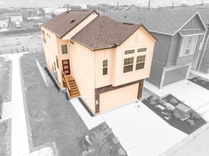 Building Photo - Charming Townhome Offering Space, Comfort, and Convenience