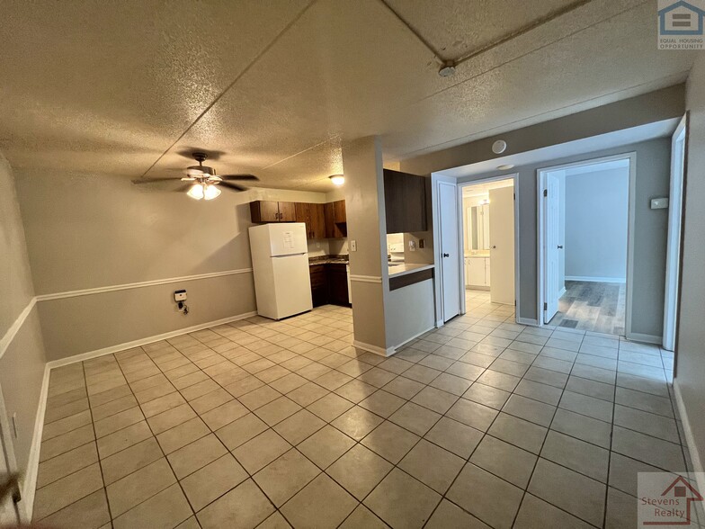 Building Photo - 915 S Seminole Dr