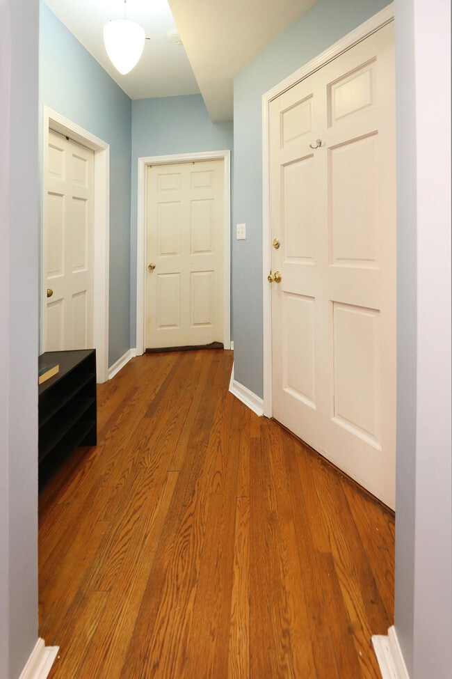 Building Photo - 6042 N Kenmore Ave