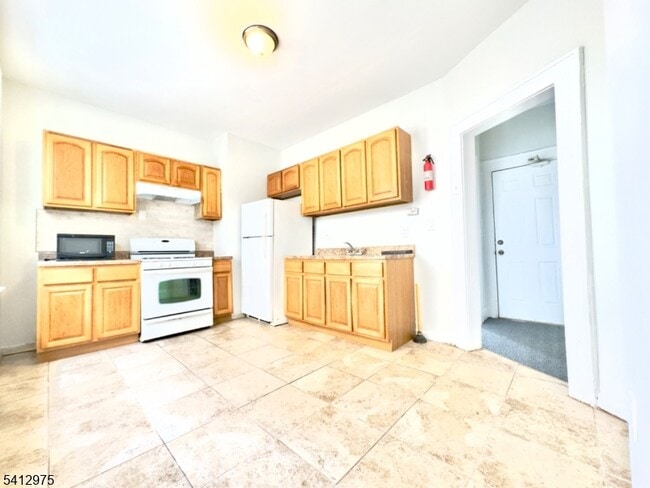 Building Photo - 476 Grove St