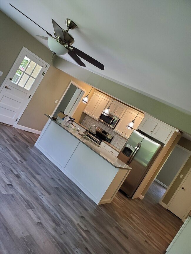 Building Photo - 4 Bed 2 bath newly remodeled