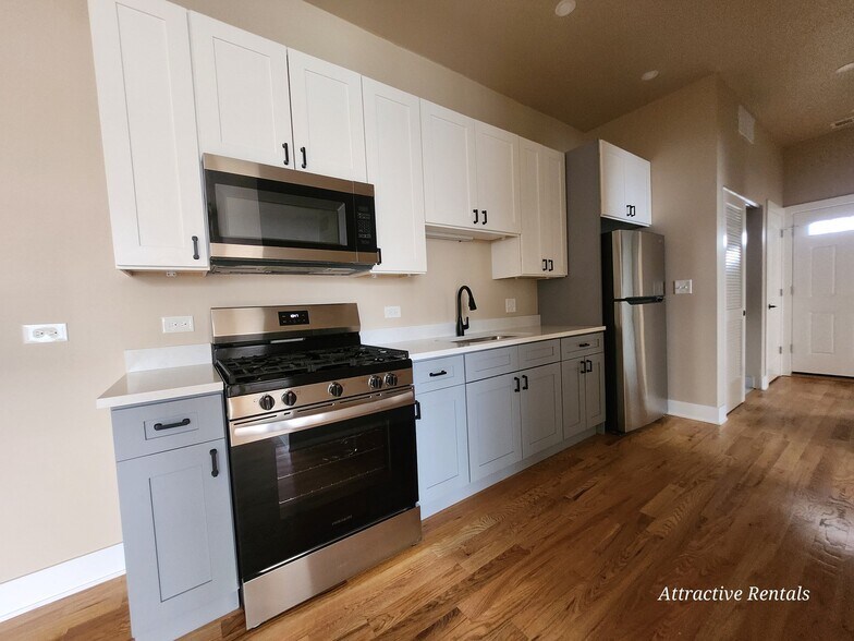 Building Photo - 6341 S Elizabeth St