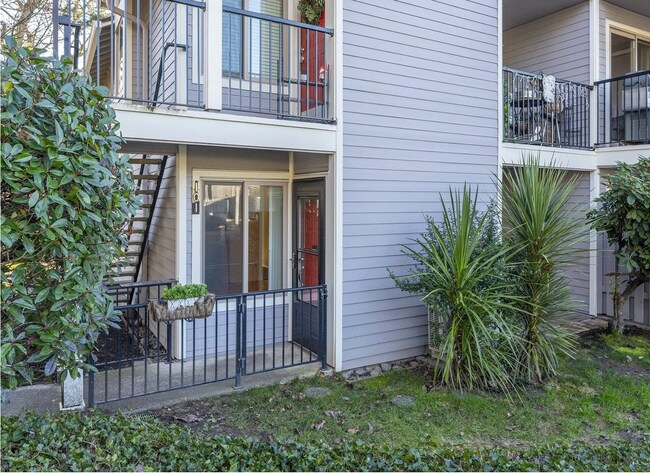 Building Photo - 2 bed, 2 bath rental condo in Lake Oswego ...