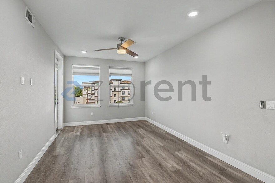 Building Photo - Unit 403