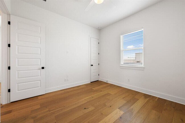 Building Photo - 308 E 20th St