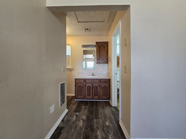 Building Photo - 3 Bedroom 2 Bath home in Asher!