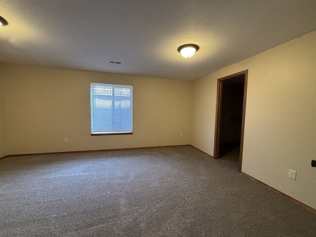 Building Photo - 415 Aaron Dr