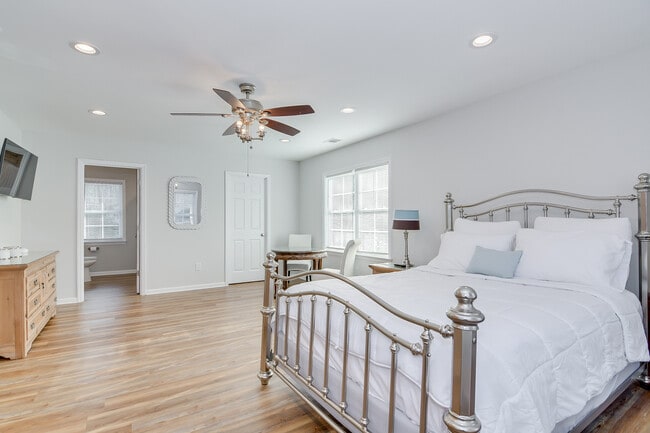 Building Photo - 4117 Knollcrest Cir N