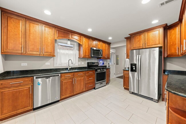 Building Photo - 2852 Scott St