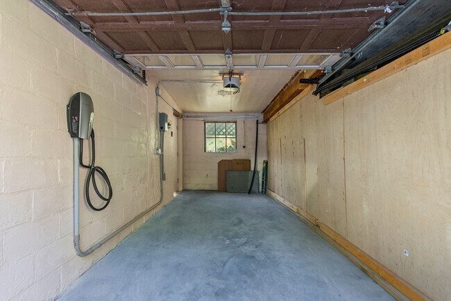 Building Photo - 4 Gracewood Park