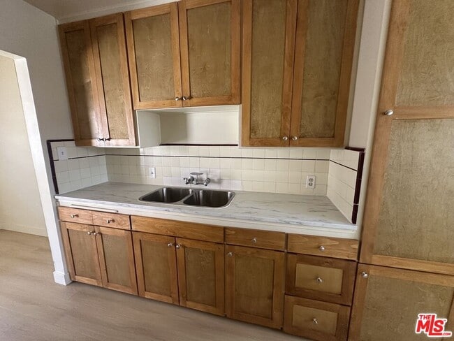 Building Photo - 1021 W 90th St