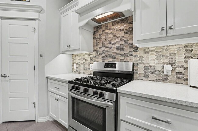 Building Photo - 6124 Oxnard St