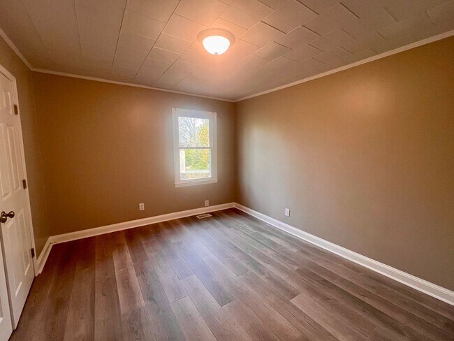 Building Photo - Three bedroom, 1 bath home in Burlington