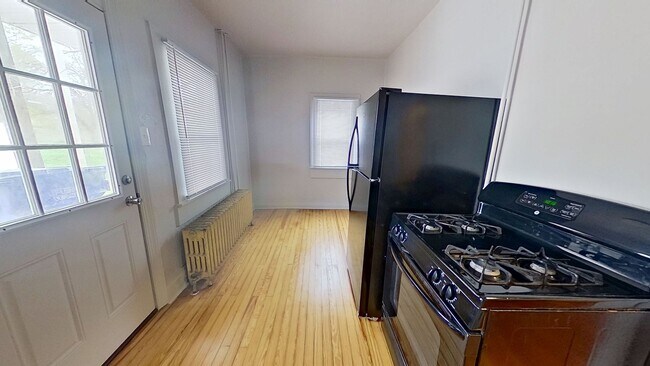 Building Photo - 1st Floor Apartment