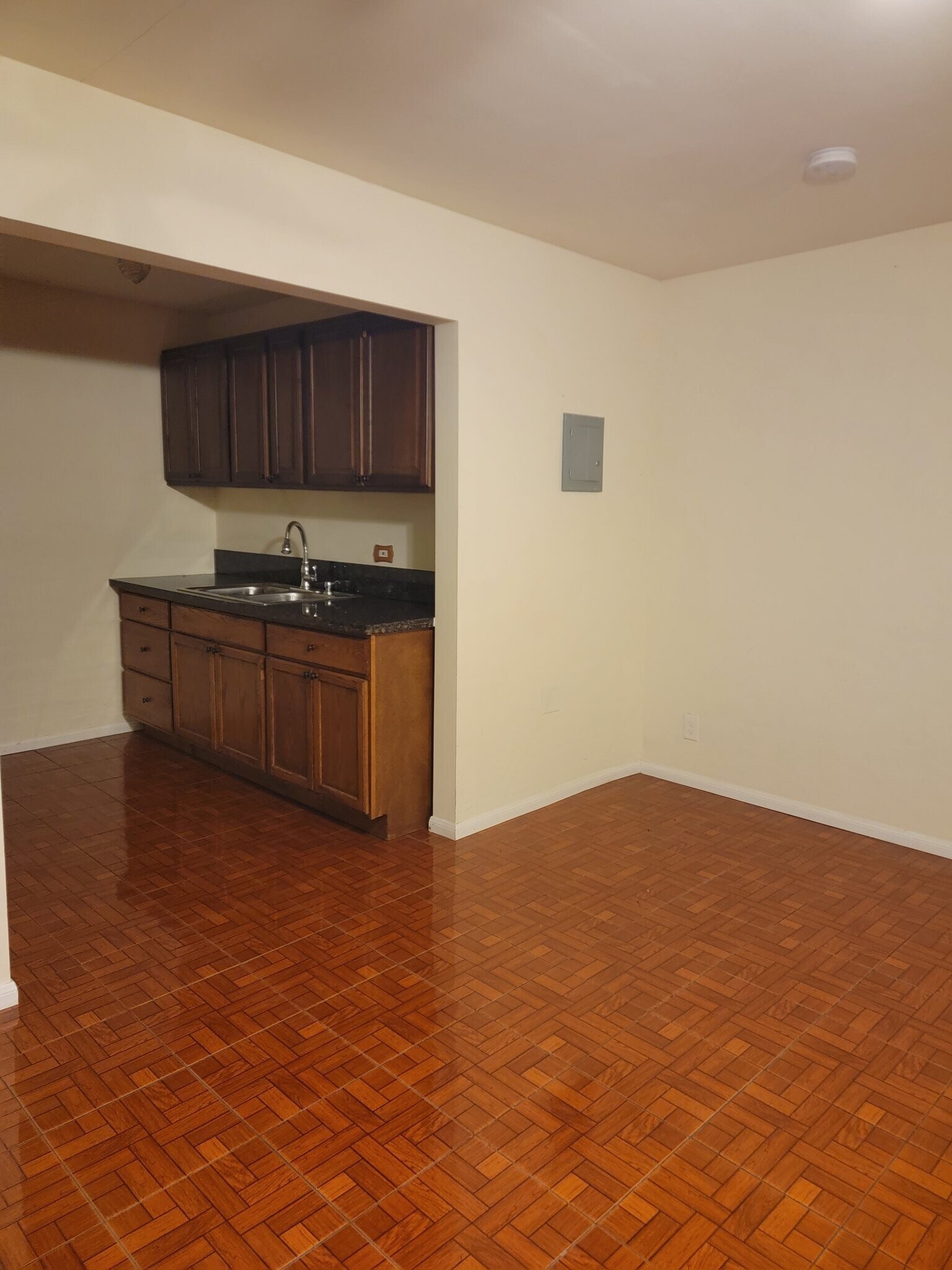 Building Photo - 206 W Cedar Ave