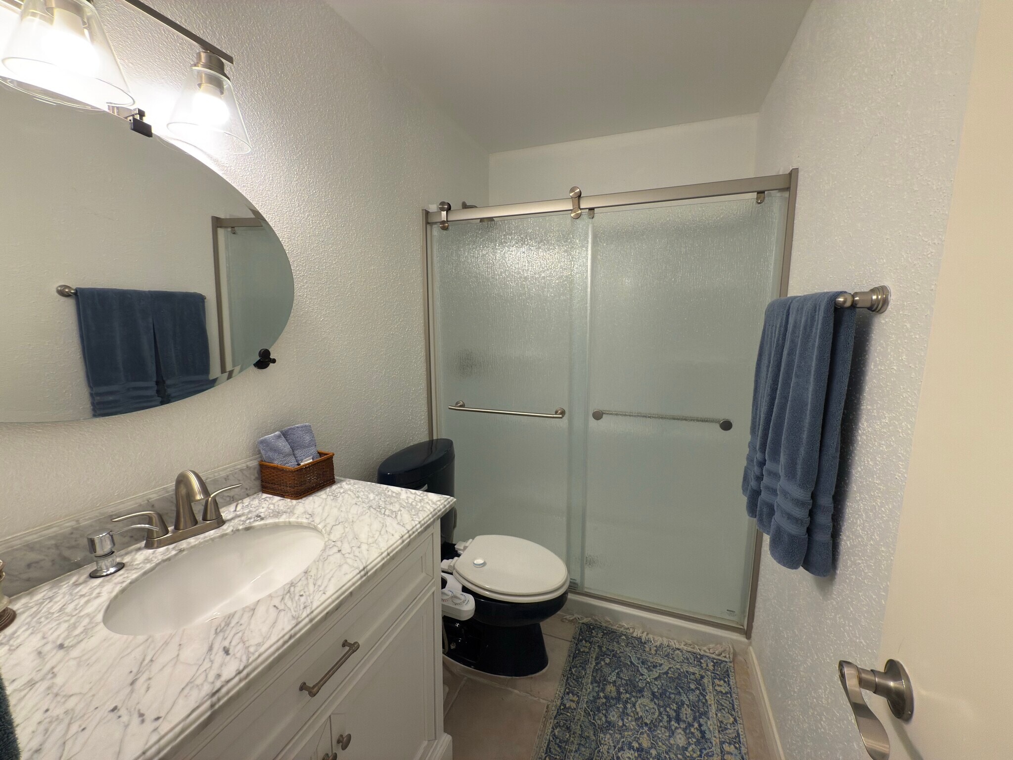 Full Bathroom - 2901 Central Blvd