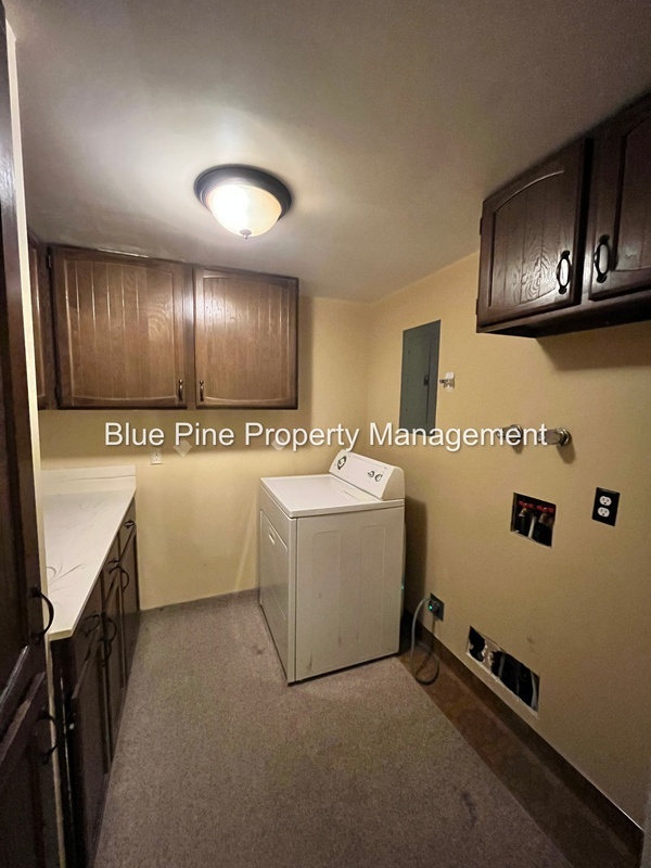 Building Photo - 1190 York Dr