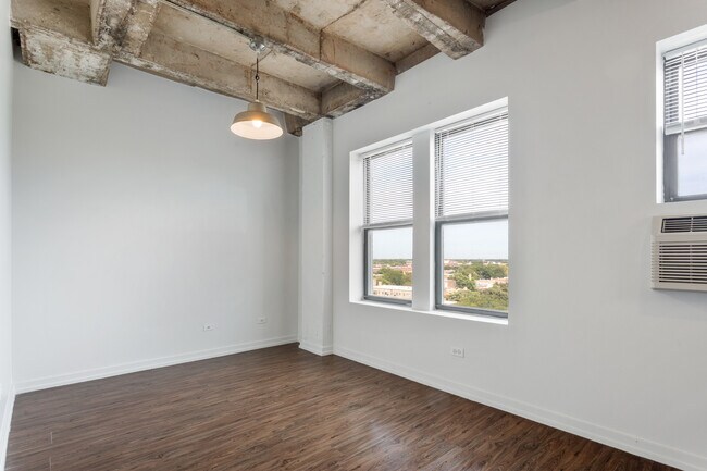 Building Photo - 1325 W Wilson Ave