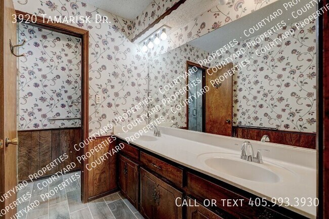 Building Photo - 3920 Tamarisk Dr