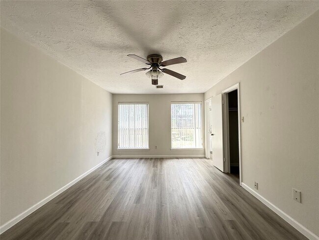 Building Photo - 6102 Howland Ct