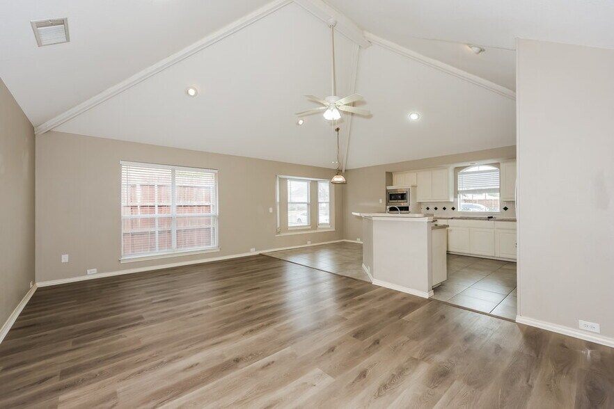 Building Photo - 317 N Fountain Gate Dr