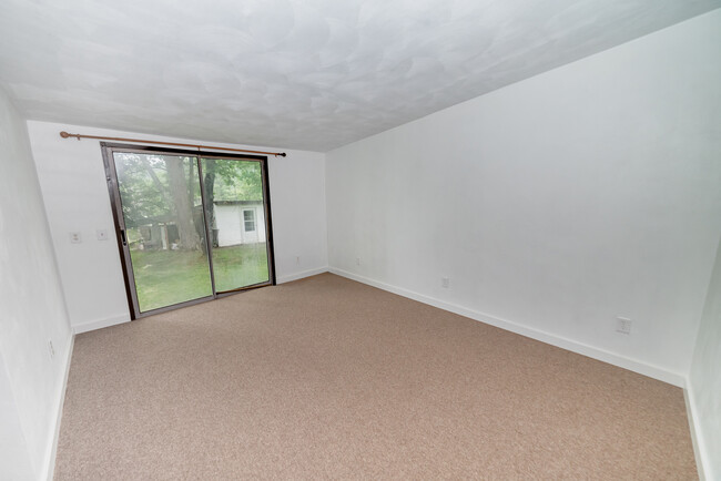 Living room with high vaulted ceiling and new carpeting - 22 Muckey Rd