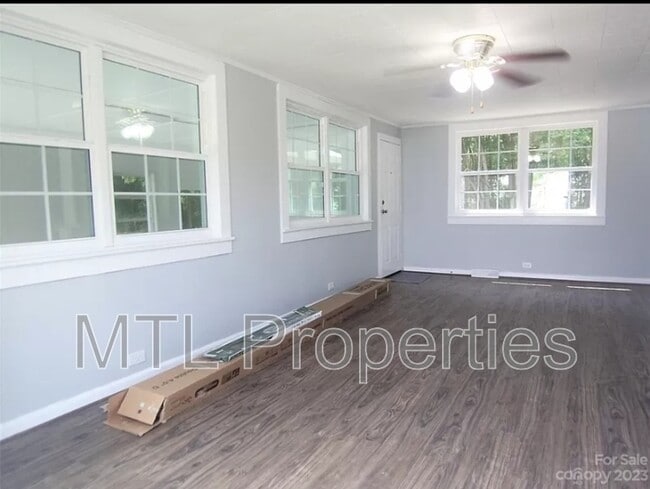 Building Photo - 1722 Kings Rd