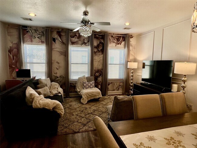 Building Photo - 312 Mission Ln