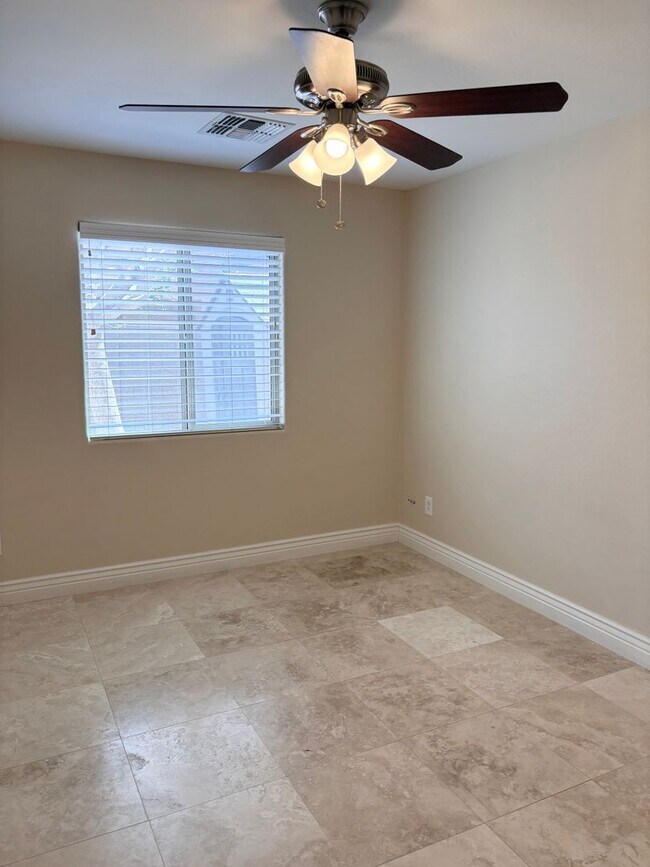 Building Photo - **STUNNING 4 BEDROOM/3 BATHROOM/2 CAR GARAGE/GATED COMMUNITY HOME IN MESA (SOUTHERN & LINDSAY)**