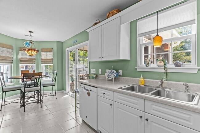 Building Photo - PERFECT "WORK FROM HOME" LOCATION