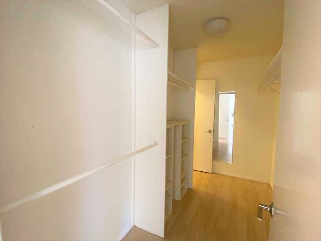 Building Photo - One Bedroom Condo Available in Watergate Community/Emeryville!