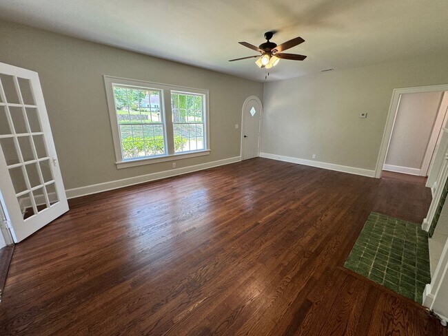 Building Photo - Renovated 3/2.5 House with bonus room in South Rome- $1,795