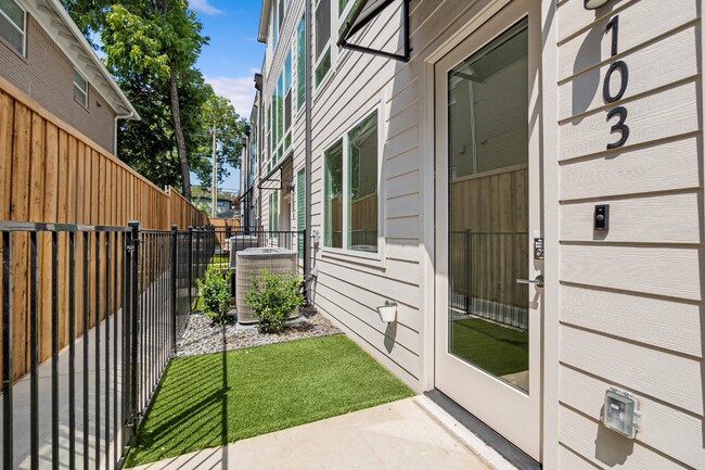 Building Photo - Newer 2 bedroom townhome in Lakewood with yard and office!