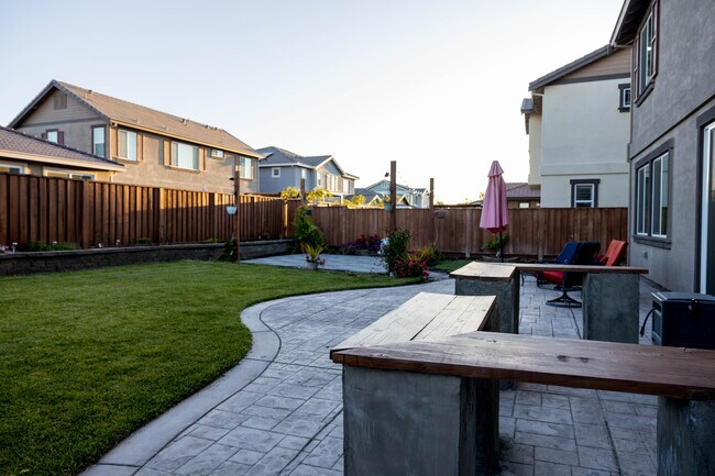 Building Photo - 617 Copper Ridge Way