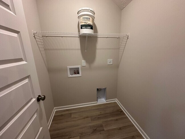 Building Photo - 4 Bed 3 Bath Townhome Near The Heart Of Shelbyville