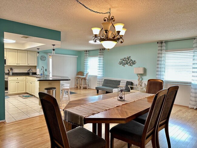 Building Photo - 2227 Pineland Dr