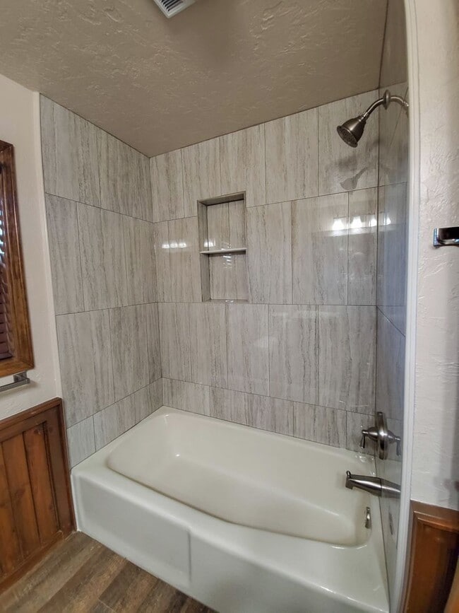 Building Photo - 3 bedroom 2 bath home in Shawnee