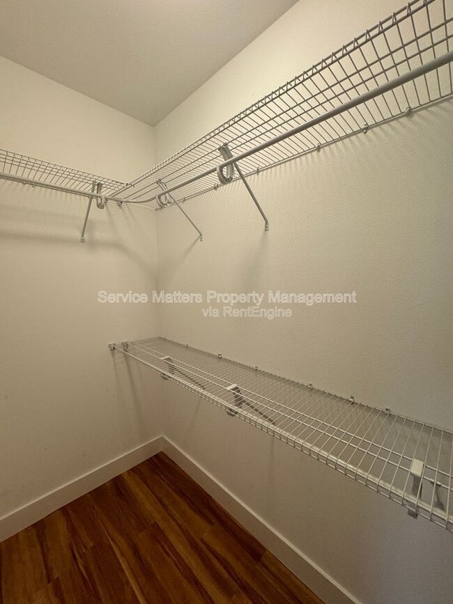 Building Photo - 1416 E Baars St