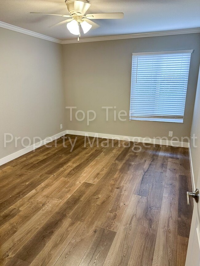 Building Photo - Meticulously renovated 2 Bd/1 Ba, 889 sf, ...