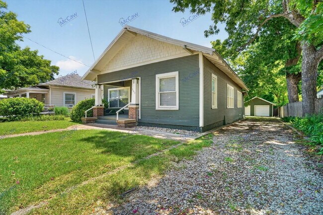 Building Photo - 303 S Elm St