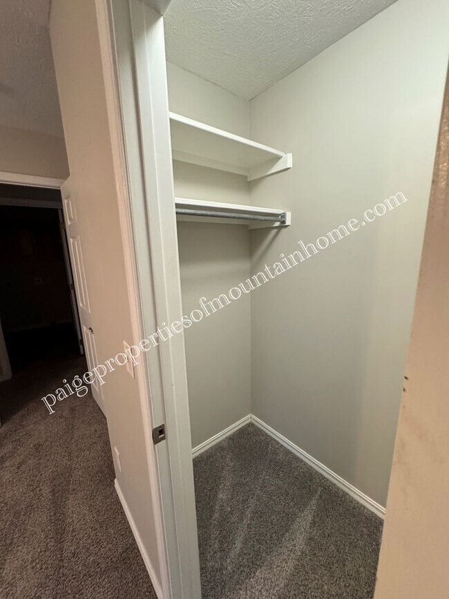 Building Photo - Charming 2-bedroom, 1-bath