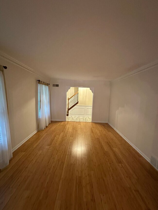 Building Photo - Showings may begin 7/1/26. Spacious Germantown home! Walking distance to Farmington Elementary. S...