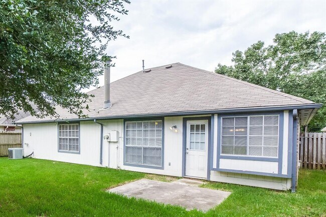 Building Photo - 19010 Dee Woods Dr
