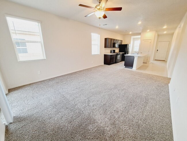 Building Photo - Beautiful 3 Bedroom 2 Bathroom located in Huning Ranch