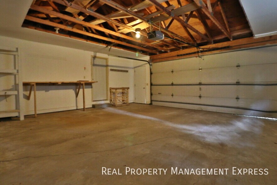 Building Photo - 3 Bedroom 2 Bathroom Home with a Fireplace...