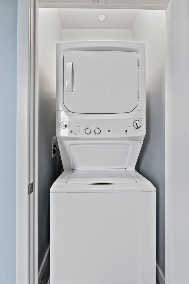 Building Photo - 95 Broadway-SI ID1240391P